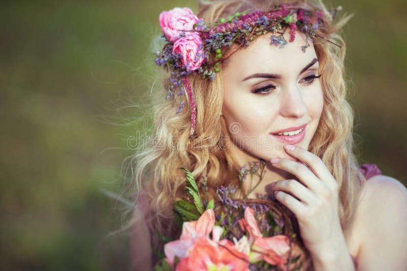 Portret van een mooi blondemeisje in een roze kleding met geheimzinnige blik stock afbeelding Portret van een mooi blondemeisje in een roze kleding met geheimzinnige blik stock afbeelding