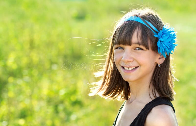 Portret van een mooi en gelukkig meisje in openlucht in de zomer, stock foto's Portret van een mooi en gelukkig meisje in openlucht in de zomer, stock foto's