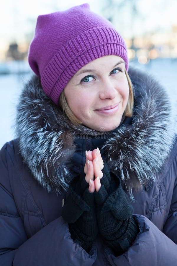 Portret van een mooi gelukkig meisje in de winterkleren royalty-vrije stock afbeelding Portret van een mooi gelukkig meisje in de winterkleren royalty-vrije stock afbeelding