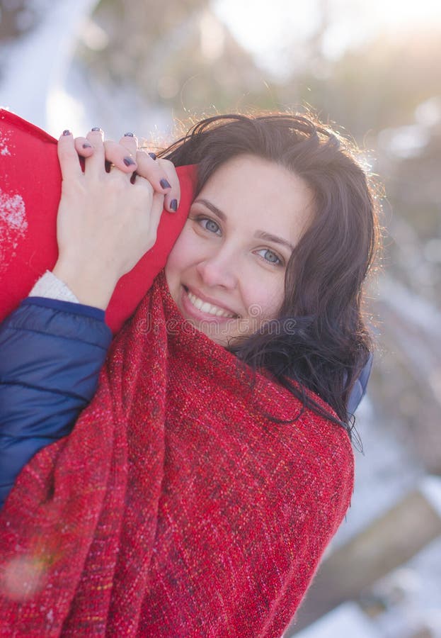Portret van een mooi glimlachend meisje in de winter royalty-vrije stock foto Portret van een mooi glimlachend meisje in de winter royalty-vrije stock foto