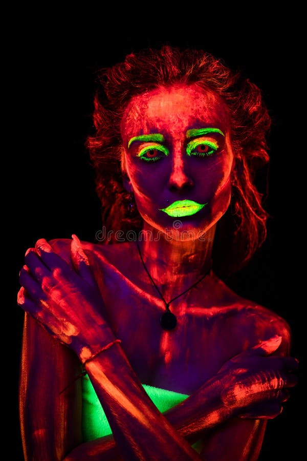 Portret van een mooi jong sexy meisje met ultraviolette verf op haar lichaam Mooie vrouw met het gloeien bodyart in zwarte stock afbeeldingen Portret van een mooi jong sexy meisje met ultraviolette verf op haar lichaam Mooie vrouw met het gloeien bodyart in zwarte stock afbeeldingen