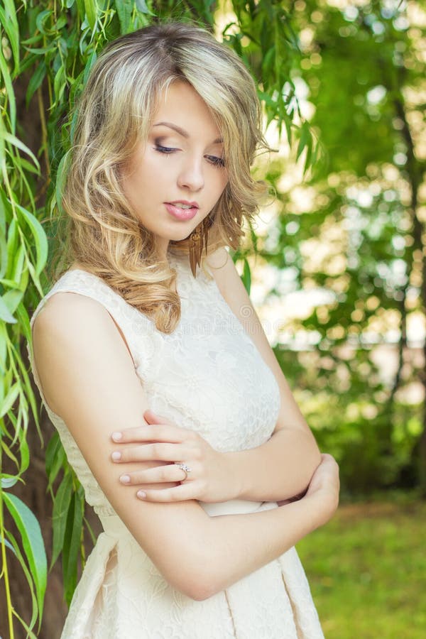 Portret van een mooi sexy meisje met grote mollige lippen met wit haar en een witte volledige lange vinger stock afbeelding Portret van een mooi sexy meisje met grote mollige lippen met wit haar en een witte volledige lange vinger stock afbeelding