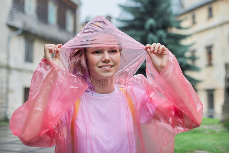 Artistiek Afhankelijkheid zout Portret Van Een Mooi Tiener Meisje Dat in Regen Wandelt, Gekleed in Een  Regenjas Stock Foto - Image of lachen, laag: 160424046