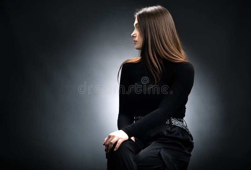 Ontmoedigen kubus stuk Portret Van Een Mooi Tiener Meisje in Een Zwarte Trui Stock Foto - Image of  zwart, trui: 212815868