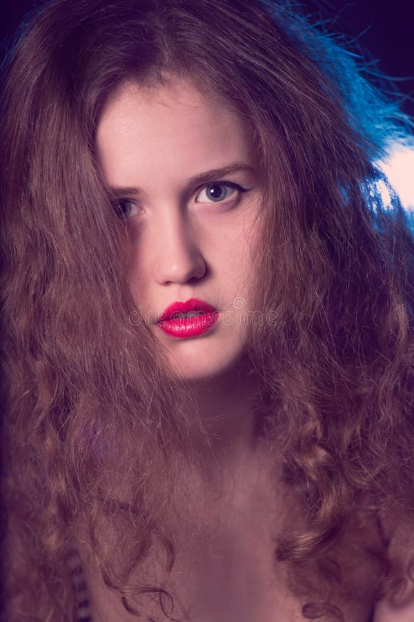 Portret van een mooi tienermeisje met lange krullende haren stock fotografie Portret van een mooi tienermeisje met lange krullende haren stock fotografie