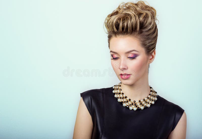 portret van een mooie gelukkige sexy jonge vrouw die in een zwarte avondjurk met haar en samenstelling met dure juwelen glimlache stock afbeelding portret van een mooie gelukkige sexy jonge vrouw die in een zwarte avondjurk met haar en samenstelling met dure juwelen glimlache stock afbeelding