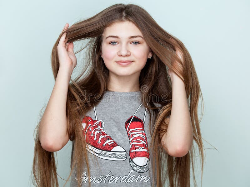 Portret van een mooie glimlachende tiener met lang haar royalty-vrije stock foto's Portret van een mooie glimlachende tiener met lang haar royalty-vrije stock foto's