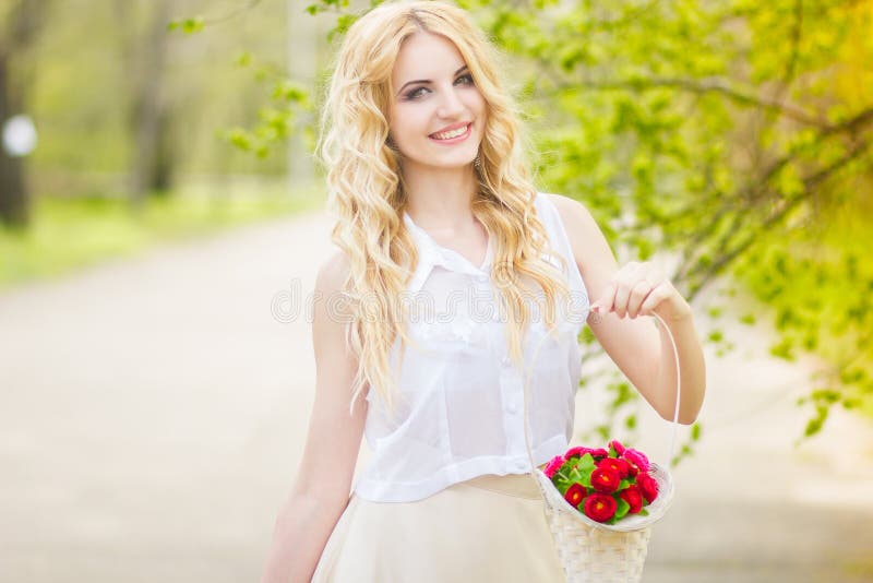 Portret van een mooie jonge blonde vrouw stock foto Portret van een mooie jonge blonde vrouw stock foto
