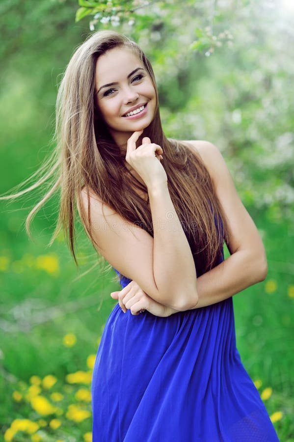 Portret van een mooie jonge gelukkige vrouw stock foto's Portret van een mooie jonge gelukkige vrouw stock foto's