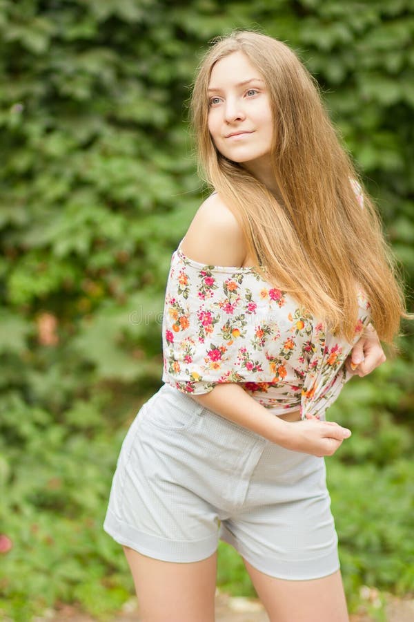 Portret van een mooie jonge vrouw royalty-vrije stock afbeelding Portret van een mooie jonge vrouw royalty-vrije stock afbeelding
