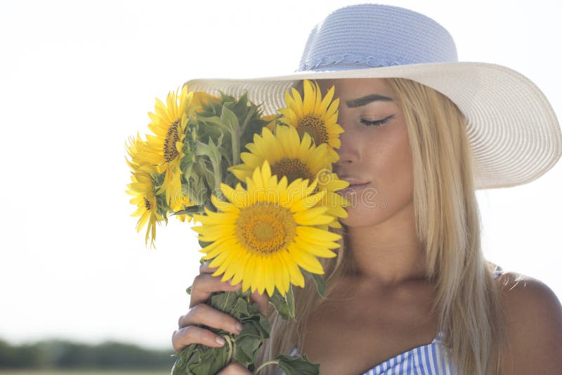 Portret van een mooie jonge vrouw met een hoed op mooie su stock afbeelding Portret van een mooie jonge vrouw met een hoed op mooie su stock afbeelding