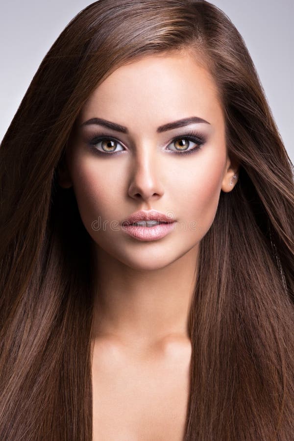 Portret van een mooie jonge vrouw met lang, recht bruin haar royalty-vrije stock foto's Portret van een mooie jonge vrouw met lang, recht bruin haar royalty-vrije stock foto's