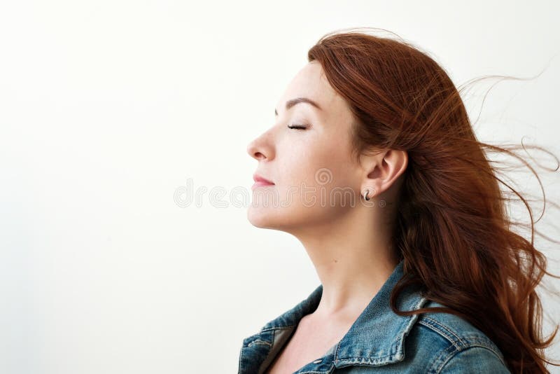 Portret van een mooie roodharige vrouw Zij kijkt weg op een geïnspireerde manier, dromend over iets royalty-vrije stock afbeelding Portret van een mooie roodharige vrouw Zij kijkt weg op een geïnspireerde manier, dromend over iets royalty-vrije stock afbeelding
