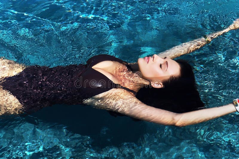 Portret van een mooie sexy vrouw die in de pool zwemmen stock fotografie Portret van een mooie sexy vrouw die in de pool zwemmen stock fotografie
