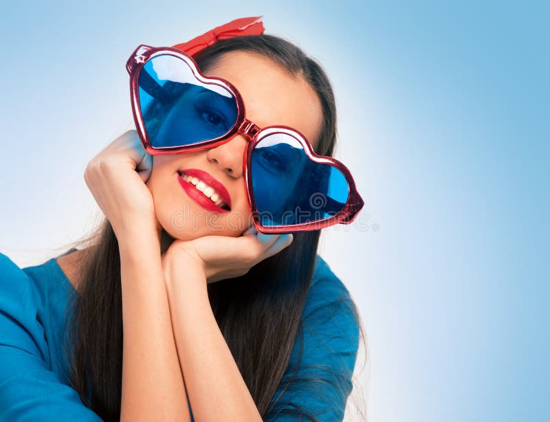 Portret van een mooie vrouw in blauw met hart gevormde glazen stock foto's Portret van een mooie vrouw in blauw met hart gevormde glazen stock foto's