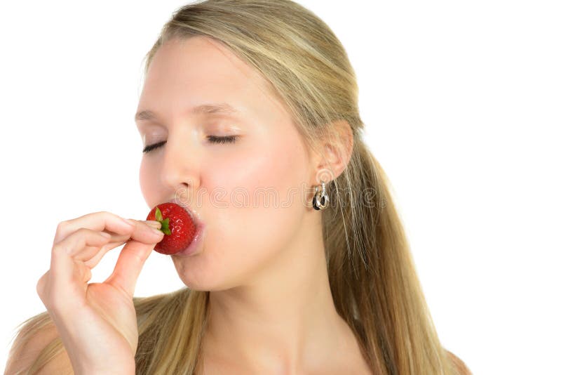 Portret van een nadenkende blonde schoonheid die aardbeien eten stock afbeelding Portret van een nadenkende blonde schoonheid die aardbeien eten stock afbeelding