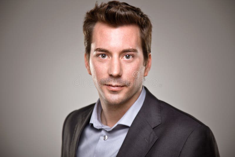 Portret van een normale mens over grijze achtergrond stock foto Portret van een normale mens over grijze achtergrond stock foto