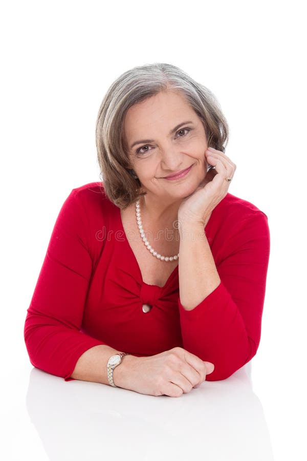Portret van een oudere professionele bedrijfsvrouw in geïsoleerd rood royalty-vrije stock foto Portret van een oudere professionele bedrijfsvrouw in geïsoleerd rood royalty-vrije stock foto
