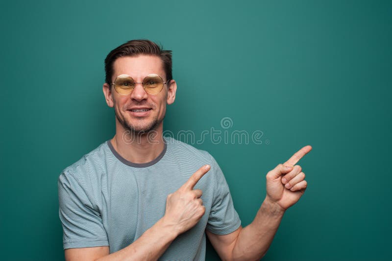 Portret van een positieve jonge mens in glazen stock afbeeldingen Portret van een positieve jonge mens in glazen stock afbeeldingen