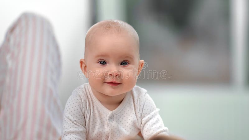 Portret van een schattig meisje of jongen die 's ochtends 4.000 uur met mam lacht