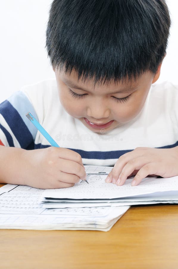 Portret van een schooljongen die schoolwork doet royalty-vrije stock fotografie Portret van een schooljongen die schoolwork doet royalty-vrije stock fotografie