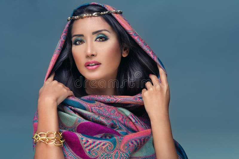 Portret van een schoonheids Arabische dame in een sensuele bea stock afbeelding Portret van een schoonheids Arabische dame in een sensuele bea stock afbeelding