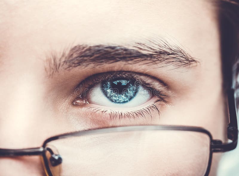 Portret van een tienerjongen die glazen dicht dragen macrostudiospruit stock afbeelding Portret van een tienerjongen die glazen dicht dragen macrostudiospruit stock afbeelding