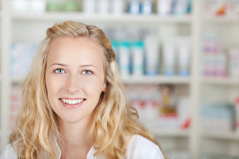Portret van een Vrouwelijke Apotheker At Pharmacy royalty-vrije stock afbeelding Portret van een Vrouwelijke Apotheker At Pharmacy royalty-vrije stock afbeelding