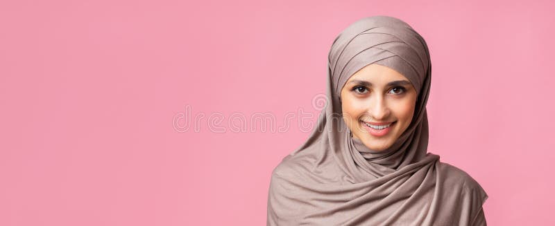 binnenkomst voedsel Bijdrage Portret Van Een Zelfverzekerd Arabisch Meisje in De Hoofddoek Met Een  Camera Stock Foto - Image of islam, uitdrukking: 168718402