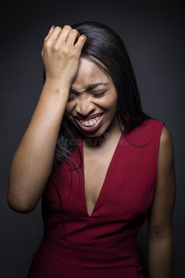 Portret van een Zwarte Afrikaanse Amerikaanse Vrouw die een Fout maken stock afbeeldingen Portret van een Zwarte Afrikaanse Amerikaanse Vrouw die een Fout maken stock afbeeldingen