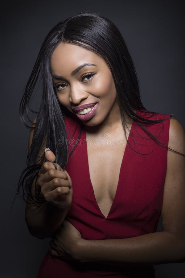 Portret van een Zwarte Afrikaanse Amerikaanse Vrouw die Schuw zijn stock afbeelding Portret van een Zwarte Afrikaanse Amerikaanse Vrouw die Schuw zijn stock afbeelding