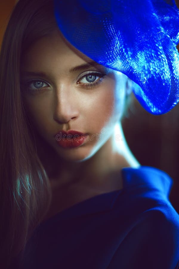 Portret van elegante vrouw met blauwe hoed in marinekleding stock foto's Portret van elegante vrouw met blauwe hoed in marinekleding stock foto's