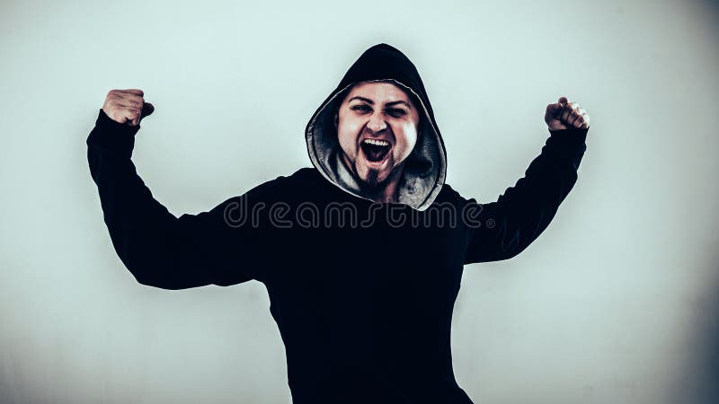 Portret van energieke kerelrapper op een lichte achtergrond royalty-vrije stock afbeelding Portret van energieke kerelrapper op een lichte achtergrond royalty-vrije stock afbeelding