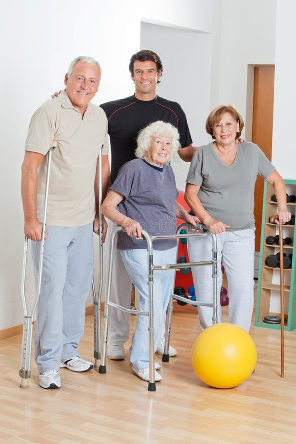 Portret van Gehandicapte Hogere Mensen met Trainer stock foto's Portret van Gehandicapte Hogere Mensen met Trainer stock foto's