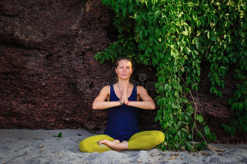 Portret van geluk jonge vrouw het praktizeren yoga op in openlucht De yoga en ontspant concept Mooie asana van de meisjespraktijk royalty-vrije stock foto's Portret van geluk jonge vrouw het praktizeren yoga op in openlucht De yoga en ontspant concept Mooie asana van de meisjespraktijk royalty-vrije stock foto's