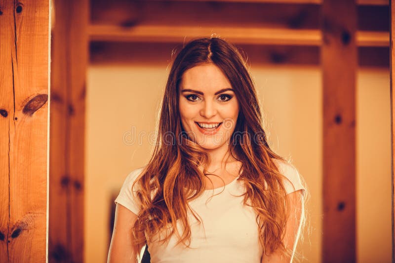 Portret van gelukkig leuk vrij jong vrouwenmeisje royalty-vrije stock afbeeldingen Portret van gelukkig leuk vrij jong vrouwenmeisje royalty-vrije stock afbeeldingen