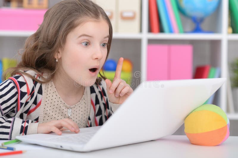 Portret van gelukkig meisje die moderne laptop met behulp van stock fotografie Portret van gelukkig meisje die moderne laptop met behulp van stock fotografie