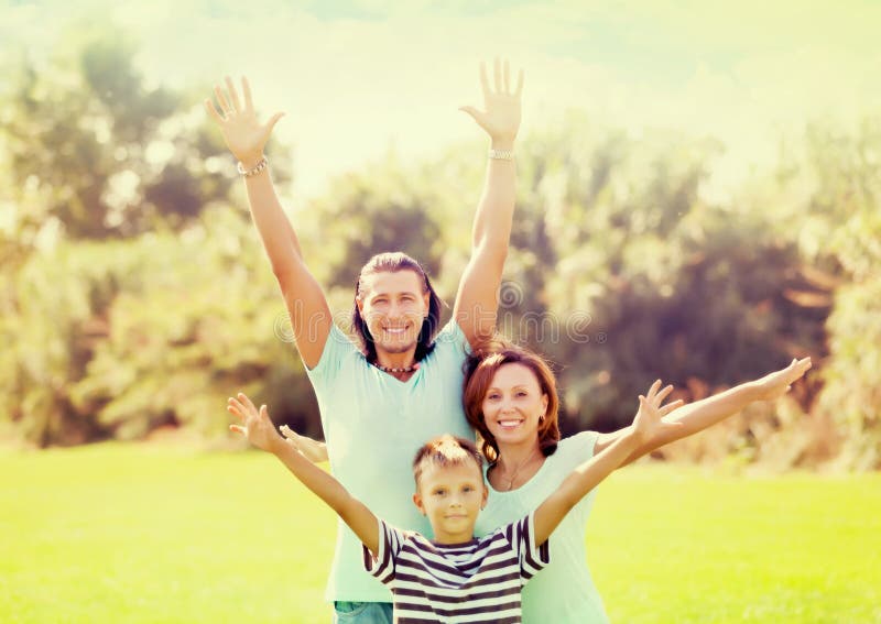 Portret van gelukkige familie van drie stock fotografie Portret van gelukkige familie van drie stock fotografie