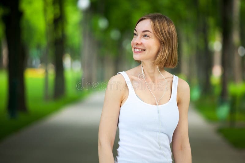 Portret van gelukkige geschiktheidsvrouw klaar om training te beginnen royalty-vrije stock foto Portret van gelukkige geschiktheidsvrouw klaar om training te beginnen royalty-vrije stock foto