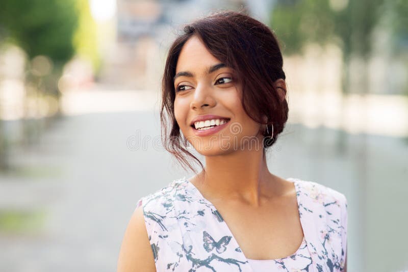 Portret van gelukkige glimlachende Indische vrouw in openlucht stock fotografie Portret van gelukkige glimlachende Indische vrouw in openlucht stock fotografie
