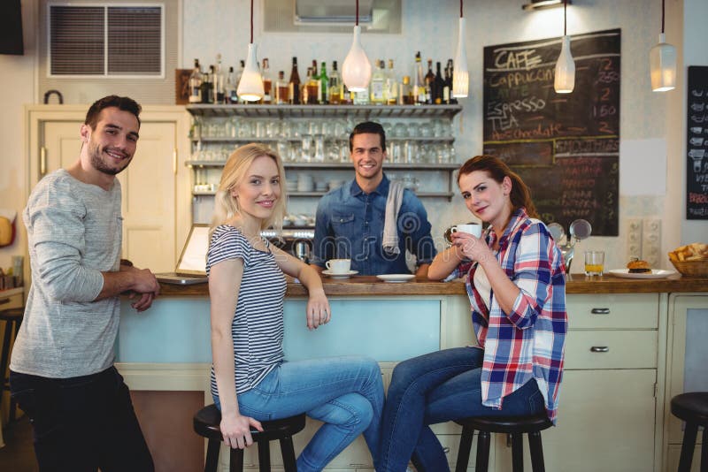 Portret van gelukkige klanten en kelner bij koffiehuis stock foto's Portret van gelukkige klanten en kelner bij koffiehuis stock foto's