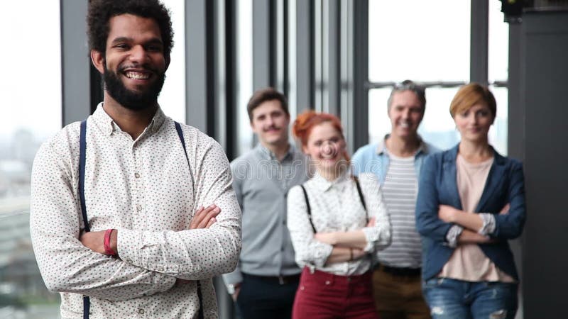 Portret van gelukkige mannelijke adverterende stafmedewerker, collega's op achtergrond