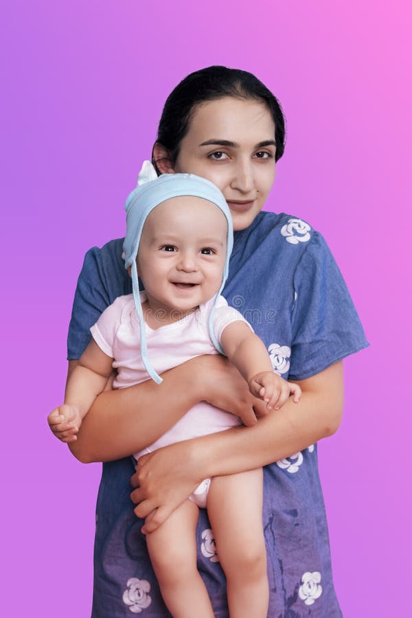 Portret van gelukkige moeder en schattige baby Midden-Oosterse vrouw die haar kleine baby vasthoudt royalty-vrije stock foto's Portret van gelukkige moeder en schattige baby Midden-Oosterse vrouw die haar kleine baby vasthoudt royalty-vrije stock foto's