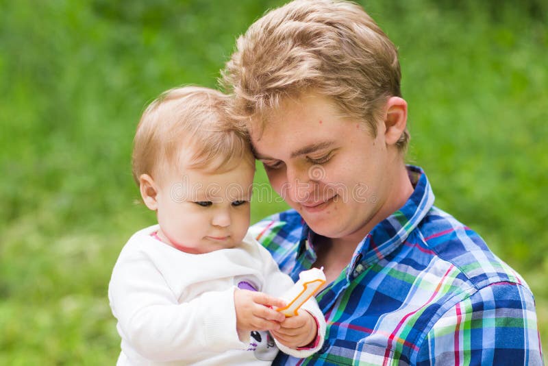 Portret van gelukkige vader en zijn aanbiddelijke kleine dochter in aard stock afbeelding Portret van gelukkige vader en zijn aanbiddelijke kleine dochter in aard stock afbeelding
