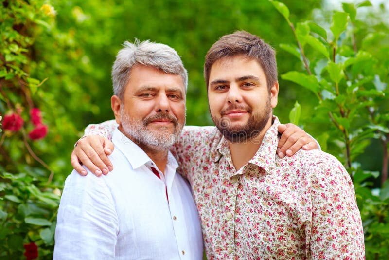 Portret van gelukkige vader en zoon, die in verschijning gelijkaardig zijn royalty-vrije stock afbeelding Portret van gelukkige vader en zoon, die in verschijning gelijkaardig zijn royalty-vrije stock afbeelding