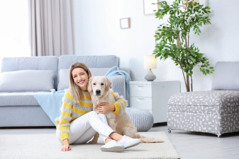 Portret van gelukkige vrouw met haar hond royalty-vrije stock foto's Portret van gelukkige vrouw met haar hond royalty-vrije stock foto's