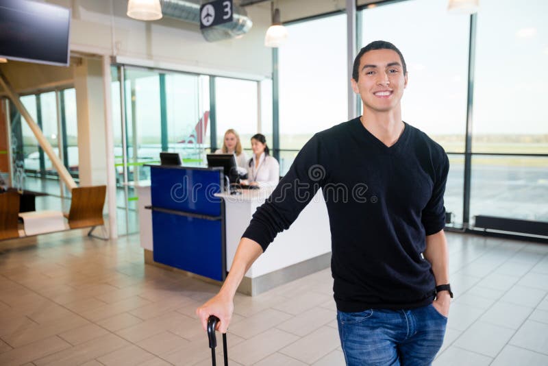 Portret van Glimlachende Mannelijke Passagier bij Luchthaven royalty-vrije stock foto Portret van Glimlachende Mannelijke Passagier bij Luchthaven royalty-vrije stock foto