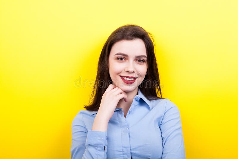 Portret van glimlachende vrouw die een bedrijfs blauw overhemd dragen royalty-vrije stock fotografie Portret van glimlachende vrouw die een bedrijfs blauw overhemd dragen royalty-vrije stock fotografie