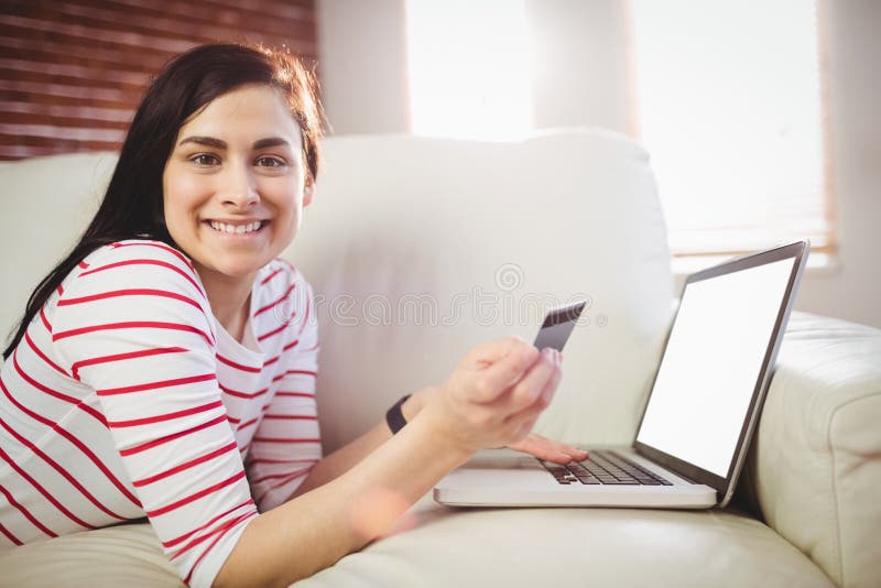Portret van glimlachende vrouw die laptop met behulp van royalty-vrije stock fotografie Portret van glimlachende vrouw die laptop met behulp van royalty-vrije stock fotografie