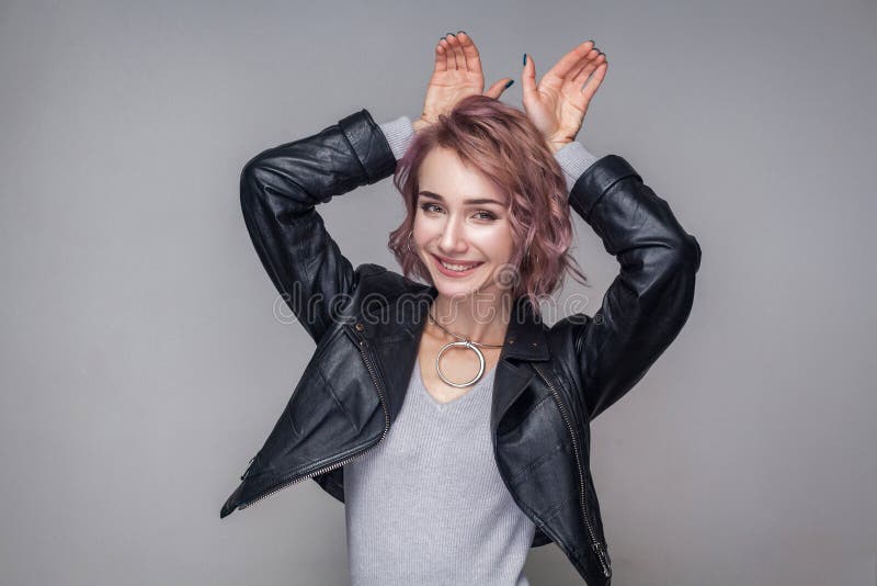 Portret van grappig mooi meisje met kort kapsel en make-up in het toevallige jasje die van het stijl zwarte leer, het toothy glim royalty-vrije stock afbeeldingen Portret van grappig mooi meisje met kort kapsel en make-up in het toevallige jasje die van het stijl zwarte leer, het toothy glim royalty-vrije stock afbeeldingen
